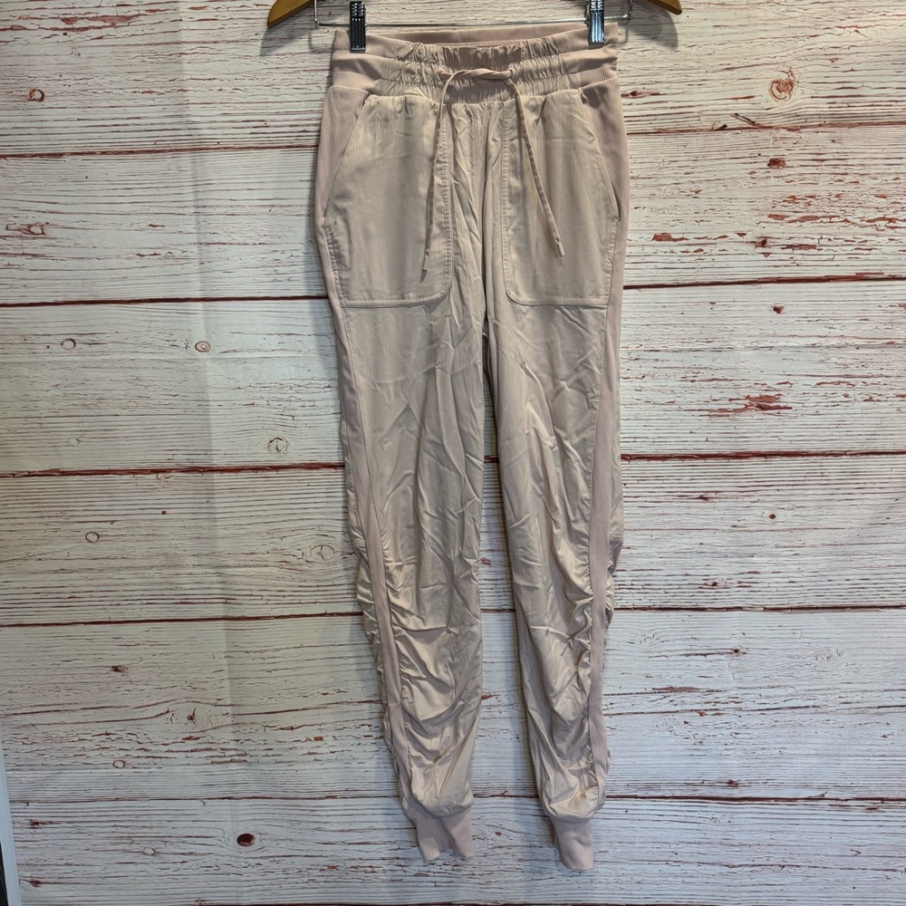 Lululemon Beyond the Studio Jogger in Feather Pink Sz 2 - Picture 4 of 14